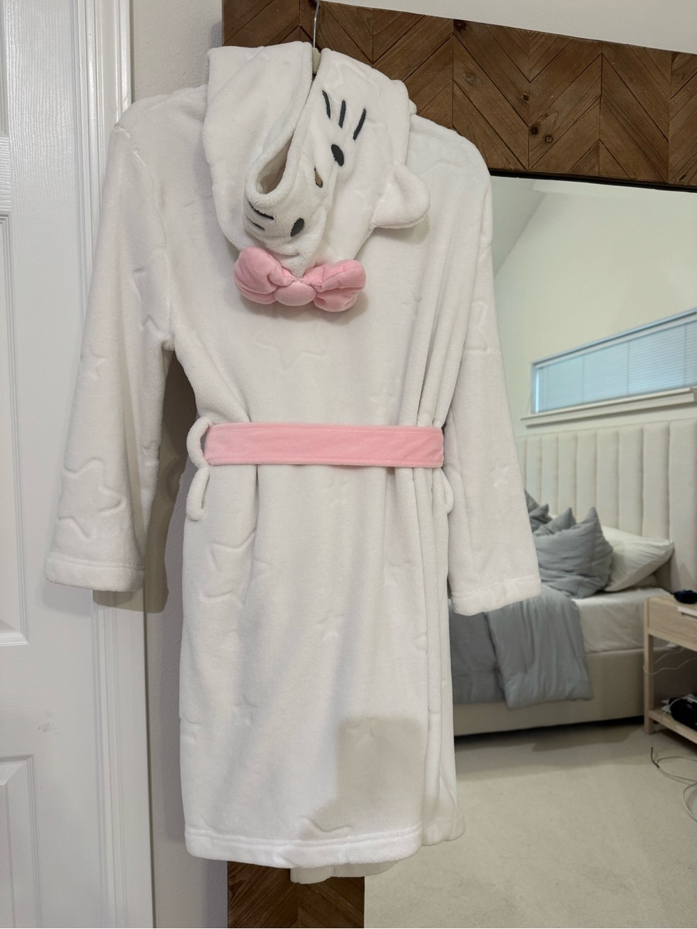Pottery Barn Teen Hello Kitty Hooded Fleece Robe. - Picture 3 of 6
